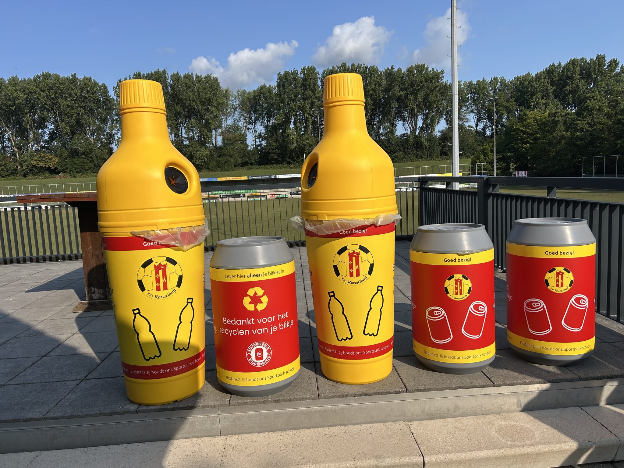 Hier zijn ze dan: de nieuwe (gescheiden) verzamelaars van patflesjes en blikjes